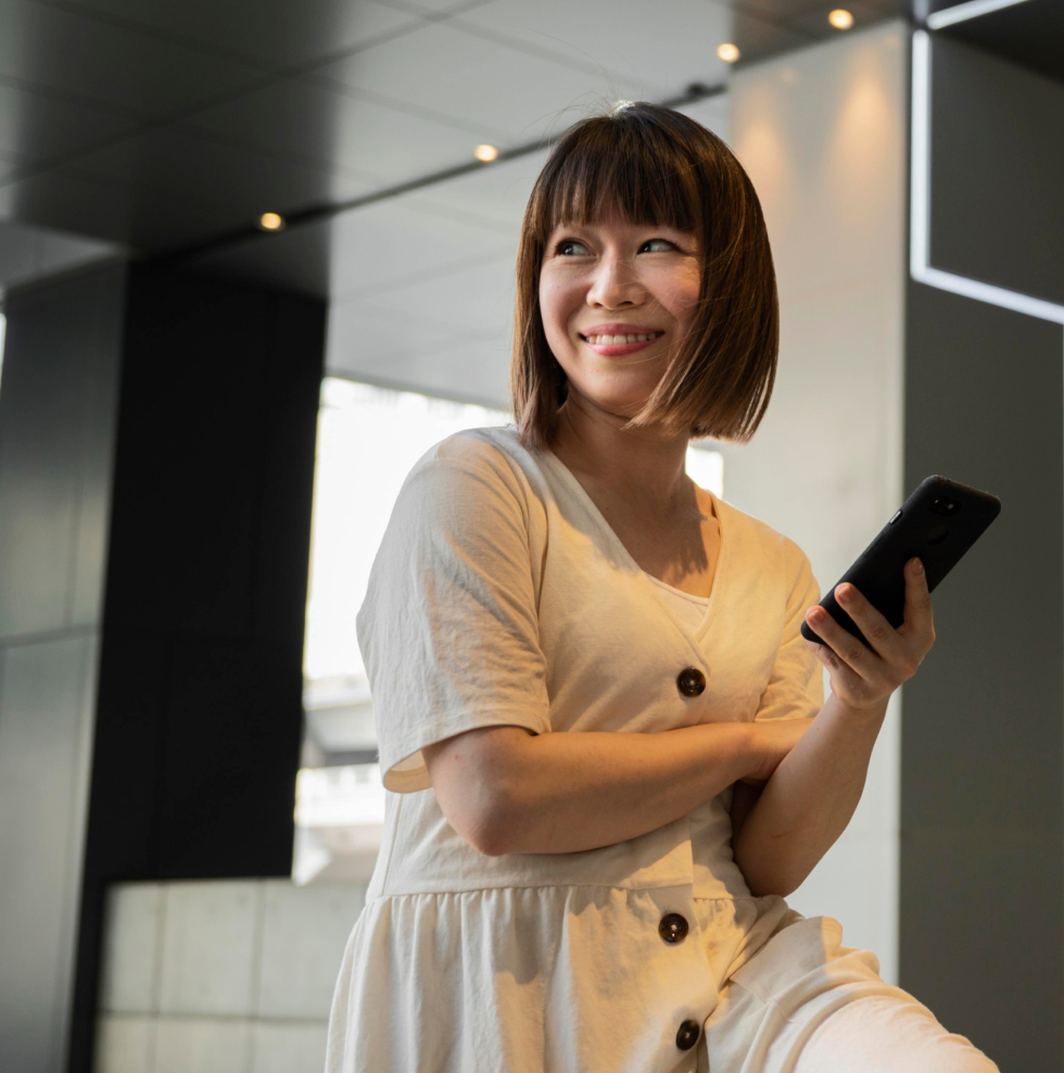 Mulher com app da Grupo Size