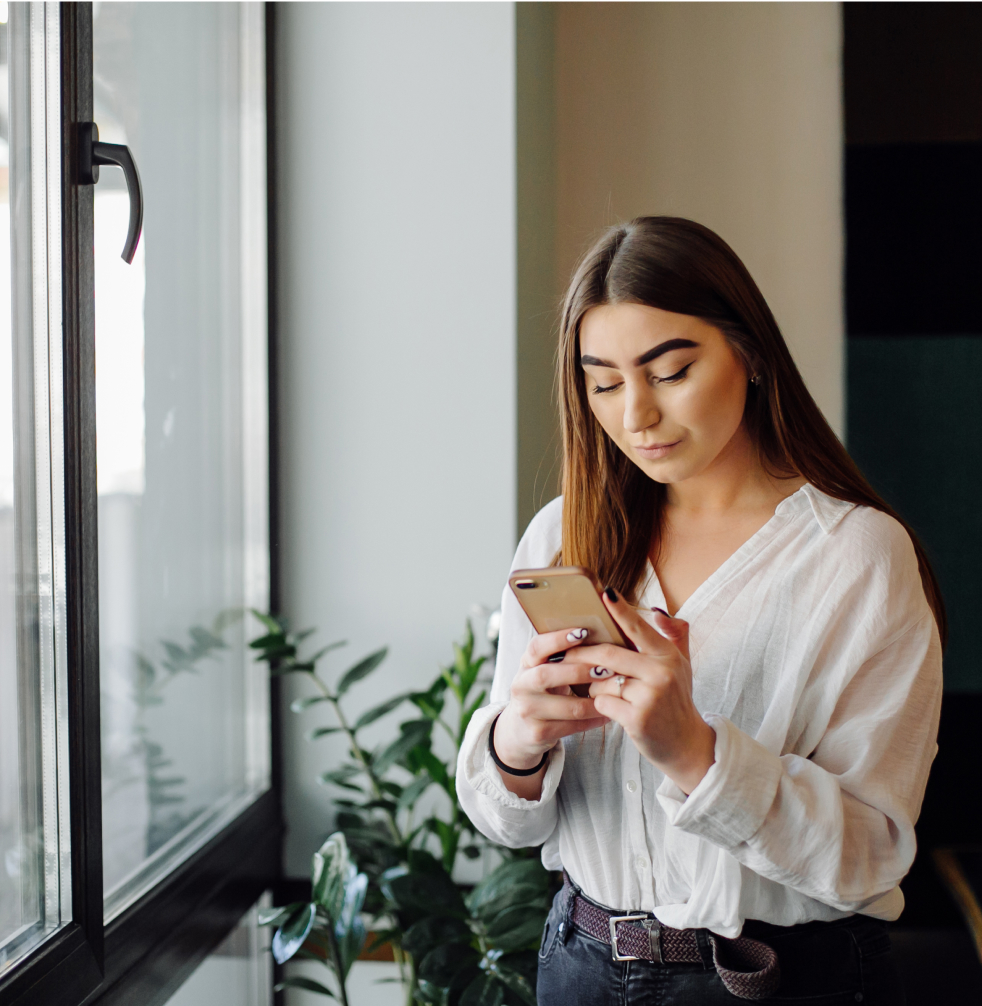 Mulher olhando para o celular